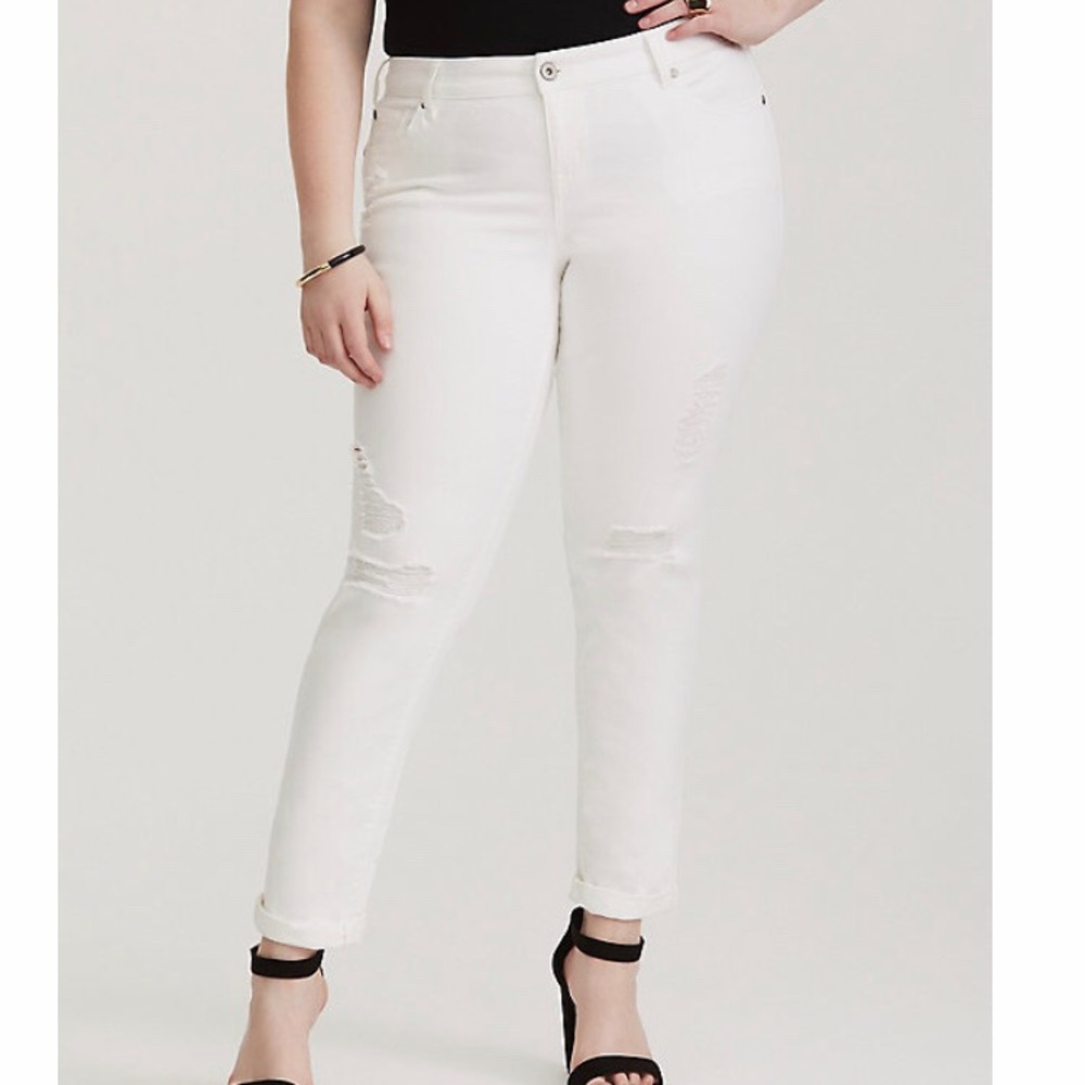 🔥 Torrid white Boyfriend skinny jeans 26 R